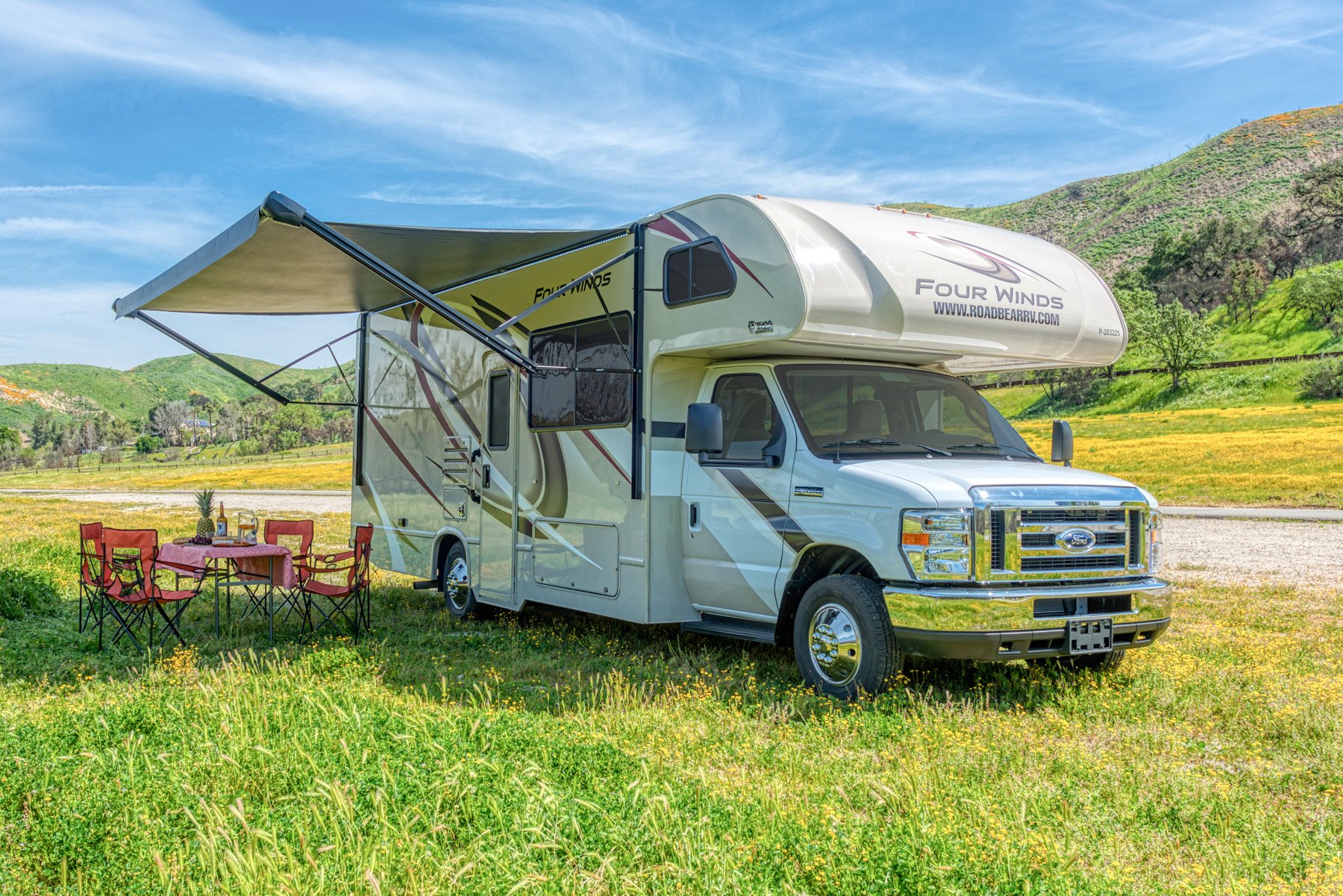 Camper Road Bear USA Class C slide-out 26-28 ft (type P) in het gras