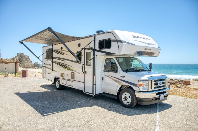 Camper  Road Bear Class C slide-out 29-31 ft (type R) Bij de zee