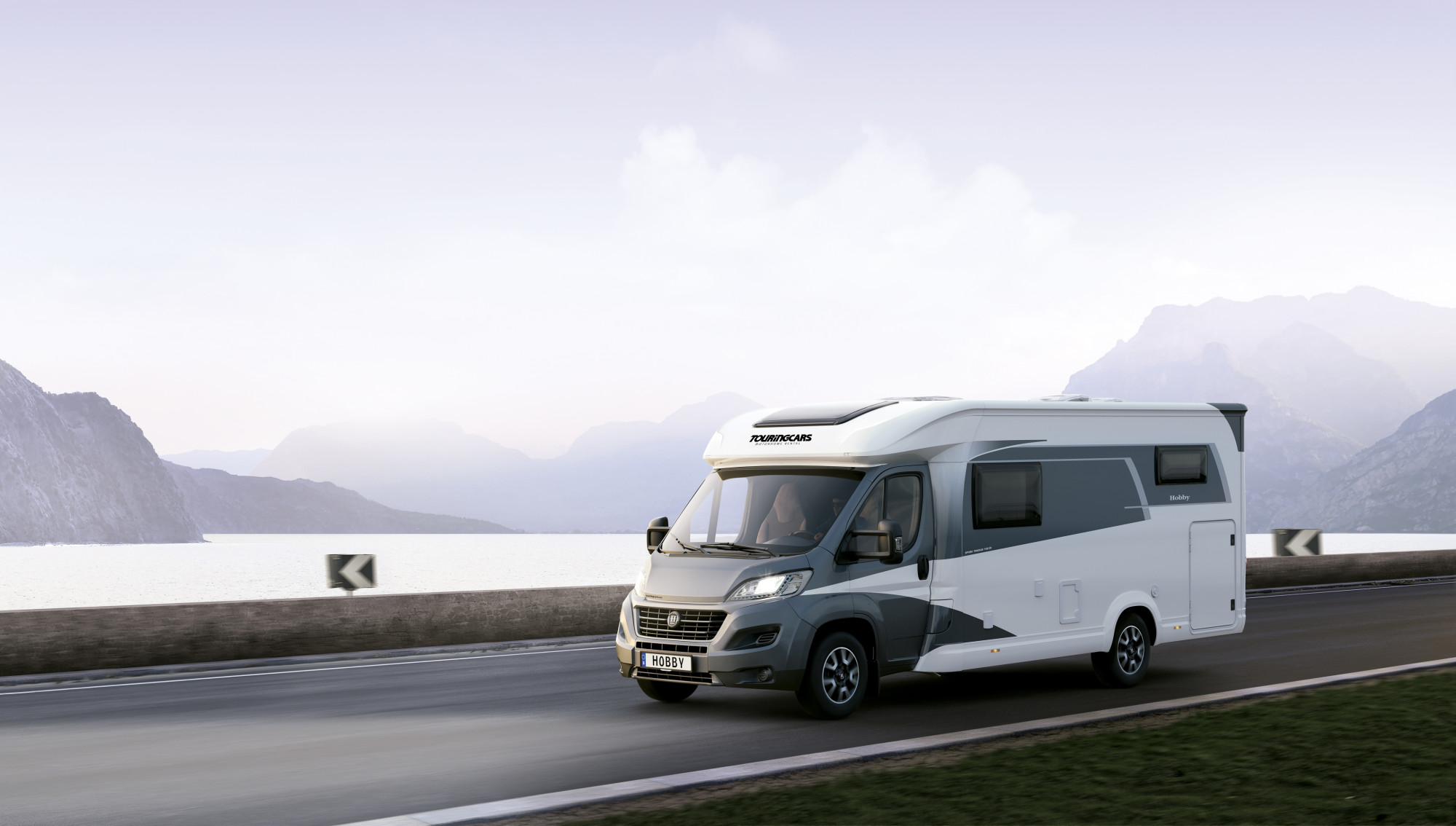 Medium Hobby camper op snelweg in IJsland